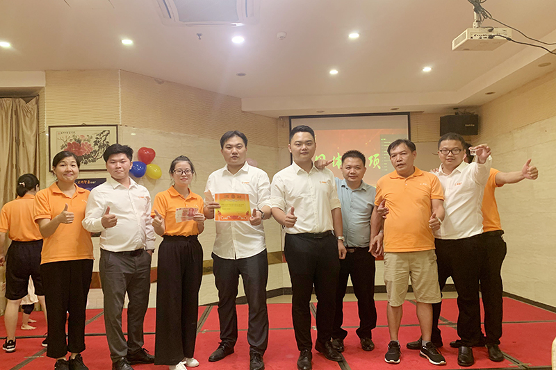 多人跳繩第一名：業(yè)務部