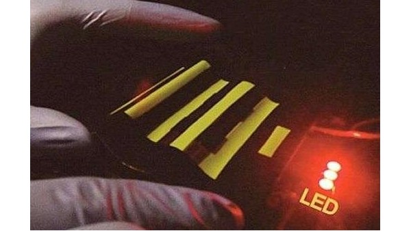 直接結合在織物中的“電池”