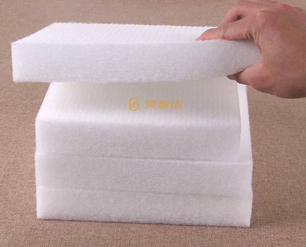 之前我們一直有講到關于無膠棉定做的一些流程，但是基本上都是關于客戶跟工廠之間的對接，今天要說的是單公司接下無膠棉訂做訂單以后的一些流程，實際就是工廠的下單流程。這個在一般工廠屬于管理范疇，今天智成纖維跟大家分享一下。 當公司接到訂單收到定金以后就開始下單了，先是由pmc部門算好所有材料的用料，主料以及裁切模板之類的，要求是跟客戶確認的樣板一樣，算好料以后制成生產單，采購拿著生產單去買料，在此期間，pmc部門需要根據業務員跟客戶的溝通反饋做一些其他輔助的事情，比如是否需要裁切，產品進度等，這個都要提前溝通好，要不然突然給別人肯定需要三四天的時間才能做好。 這些確認好了以后基本上采購也把材料買回來了，接下來就是生產配料，配料師傅根據客戶產品進行測算，怎么樣配料才能夠更省，畢竟每一分錢的材料浪費的都是利潤，基本上這個過程進度比較快，可以馬上就進行生產，不過也要溝通預約好，要知道一個工廠肯定是有很多其他的訂單的，需要在時間上面協調一下。 以上基本上就是在車間配料之前的步驟了，這些步驟全部完成以后那就是到車間進行生產處理了，在這里就不過多闡述。總之無膠棉定做的流程是相對簡單的，但當原材料不足或是沒有的情況下，就會比較復雜。作為無膠棉廠家的智成纖維，會事先溝通好所有，給客戶放心保障，有需要合作，歡迎您來咨詢。